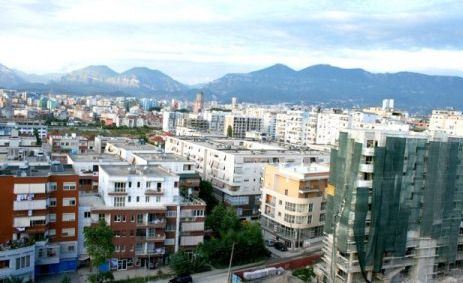 Shqiptaret i cojne kursimet ne blerjen e shtepive: Nivelet me te larta ne Rajon